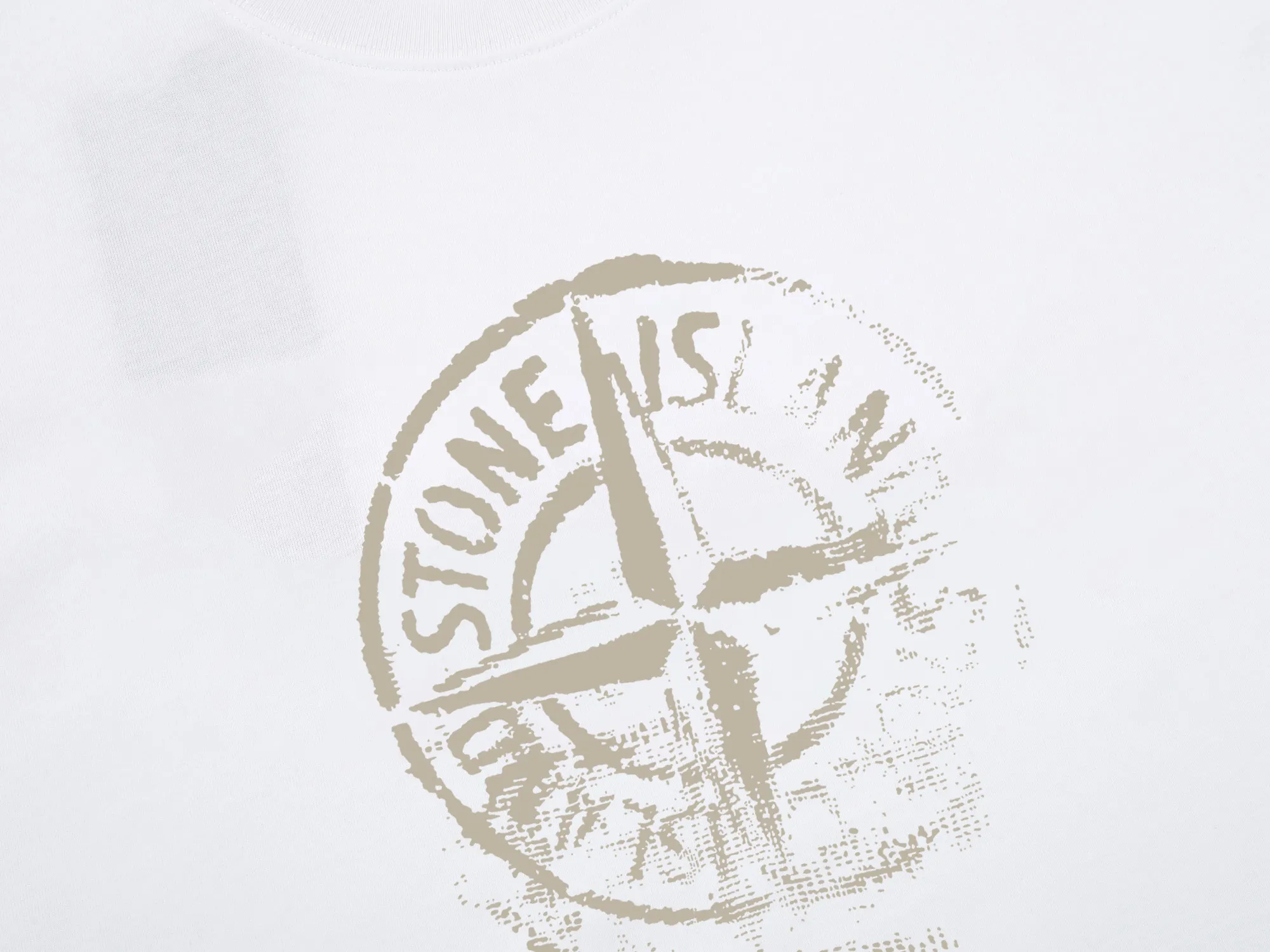🅿️170 Stone Island Short Sleeve - Made of 280g double yarn pure cotton, the fabric color is custom-dyed and will not shrink or fade. Comfortable to the touch and super texture❤️Full set of accessories. A must-have for trendy men and trendy women, the classic off-shoulder slightly wide version is available exclusively from stock!           ⚠ Top version official website quality ❕ Color: White Black Size: S M L XL Crowd: Same style for men and women